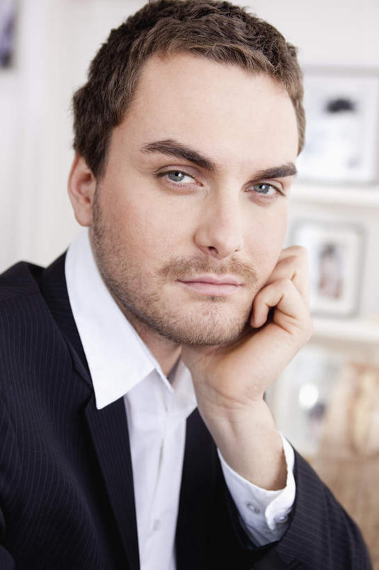 西方人,脸,头,脸颊,一个人,竖图,室内,特写,白天,正面,西装,绘画,欧洲,欧洲人,仅一个男性,仅一个人,撑,套装,正装,朦胧,模糊,艺术,装饰,墙,棕色,托腮,注视,职业装,文化,肩膀,壁画,墙壁,墙面,仅一个年轻男性,观察,看,托,观看,华丽,修饰,点缀,察看,关注,托下巴,挂画,衬托,美观,雅致,雅观,男人,男性,年轻男性,白种人,头部,直发,脸部,脸蛋,面部,画画,半身,彩图,短发