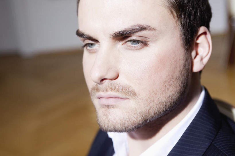 西方人,脸,头,脸颊,一个人,横图,俯视,室内,特写,白天,西装,地板,欧洲,欧洲人,仅一个男性,仅一个人,套装,正装,朦胧,模糊,墙,棕色,地面,注视,职业装,肩膀,木地板,墙壁,墙面,仅一个年轻男性,观察,看,观看,察看,关注,男人,男性,年轻男性,白种人,头部,直发,脸部,脸蛋,面部,半身,彩图,高角度拍摄,短发