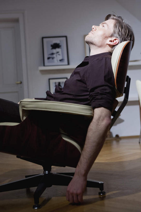 西方人,一个人,坐,竖图,室内,白天,侧面,衬衫,绘画,地板,门,椅子,欧洲,欧洲人,仅一个男性,仅一个人,仅一个中年男性,艺术,装饰,墙,地面,注视,文化,木地板,壁画,墙壁,墙面,会议椅,门框,看,华丽,修饰,办公椅,点缀,关注,衬托,美观,雅致,雅观,商务椅,培训椅,男人,男性,中年男性,白种人,画画,抬头,仰头,坐着,半身,彩图,衬衣