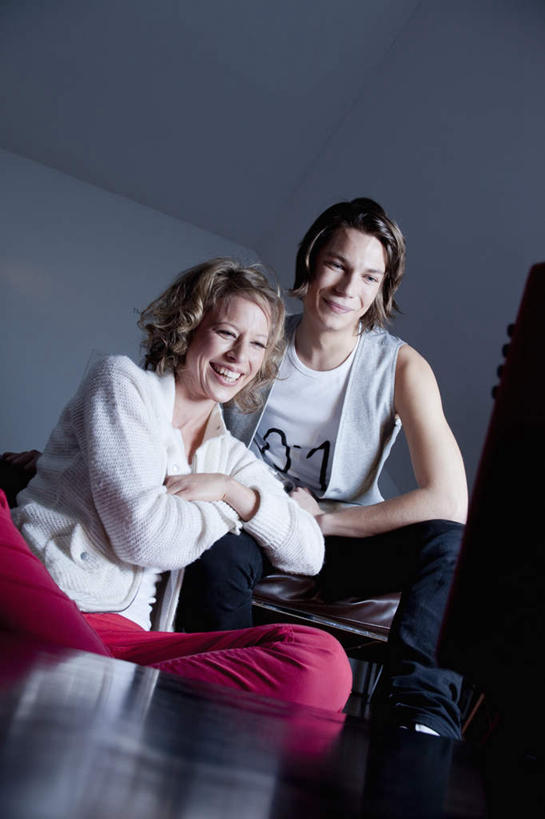 西方人,两个人,客厅,坐,笑,微笑,露齿笑,竖图,室内,白天,正面,爱情,靠垫,沙发,桌面,桌子,电视,欧洲,欧洲人,服装,木制,墙,靠枕,浪漫,注视,休闲装,墙壁,墙面,衣服,木制品,垫子,枕头,观察,看,靠,靠着,休闲,温暖,温馨,休闲服,恩爱,搭,恋人,服饰,观看,一台,和睦,察看,起居室,搭着,关注,彩电,布艺沙发,彩色电视机,显像管屏,显像管屏幕,客堂,男人,男性,年轻男性,女人,女性,中年女性,白种人,情侣,电视机,坐着,半身,彩图,伴侣,融洽