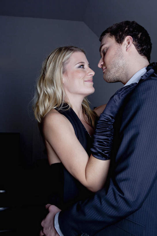 西方人,两个人,站,抱,笑,微笑,竖图,室内,白天,正面,衬衫,晚礼服,西装,爱情,跳舞,欧洲,欧洲人,套装,正装,装饰,墙,领带,浪漫,扭头,注视,职业装,相视,墙壁,墙面,黑色,手套,观察,看,站着,转头,温暖,温馨,面对面,恩爱,搭,恋人,抱着,观看,对视,保暖,华丽,点缀,和睦,察看,互视,搂着,御寒,搭着,关注,相对,舞姿,相看,衬托,美观,雅致,雅观,男人,男性,年轻男性,年轻女性,女人,女性,白种人,情侣,搂,搂抱,站立,半身,彩图,衬衣,晚宴服,舞会服,洋服,洋装,夜礼服,舞蹈,伴侣,融洽