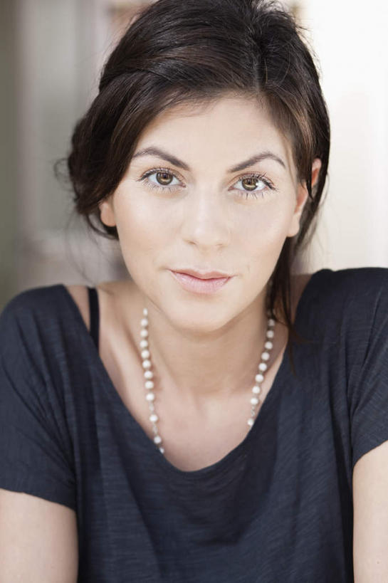 西方人,脸,头,脸颊,头发,一个人,笑,微笑,竖图,室内,特写,白天,正面,项链,欧洲,欧洲人,仅一个女性,仅一个人,服装,朦胧,模糊,墙,棕色,注视,休闲装,肩膀,墙壁,墙面,装饰品,衣服,灰色,饰品,首饰,观察,看,仅一个中年女性,休闲,休闲服,服饰,观看,察看,关注,女人,女性,中年女性,白种人,头部,长发,直发,脸部,脸蛋,面部,半身,彩图