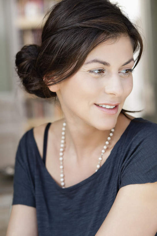 西方人,脸,头,脸颊,头发,一个人,笑,微笑,露齿笑,竖图,室内,特写,白天,正面,项链,欧洲,欧洲人,仅一个女性,仅一个人,服装,朦胧,模糊,墙,棕色,扭头,注视,休闲装,肩膀,墙壁,墙面,装饰品,衣服,灰色,饰品,首饰,观察,看,转头,仅一个中年女性,休闲,休闲服,服饰,观看,察看,关注,女人,女性,中年女性,白种人,头部,长发,直发,脸部,脸蛋,面部,半身,彩图