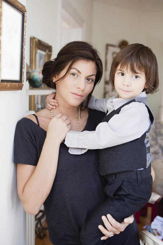 西方人,儿童,中年人,两个人,家庭,母亲,儿子,站,抱,笑,微笑,露齿笑,竖图,照片,室内,白天,正面,纯洁,项链,相框,欧洲,欧洲人,握,服装,墙,扭头,注视,休闲装,墙壁,墙面,装饰品,小孩,衣服,饰品,首饰,观察,看,站着,转头,休闲,温暖,温馨,母子,一家人,休闲服,可爱,母爱,童年,童趣,搭,握着,摄影,服饰,抱着,观看,和睦,察看,搂着,搭着,关注,童真,烂漫,无邪,天真,男孩,女人,女性,中年女性,白种人,孩子,相片,搂,搂抱,站立,半身,彩图,拍摄,照相,融洽,男生