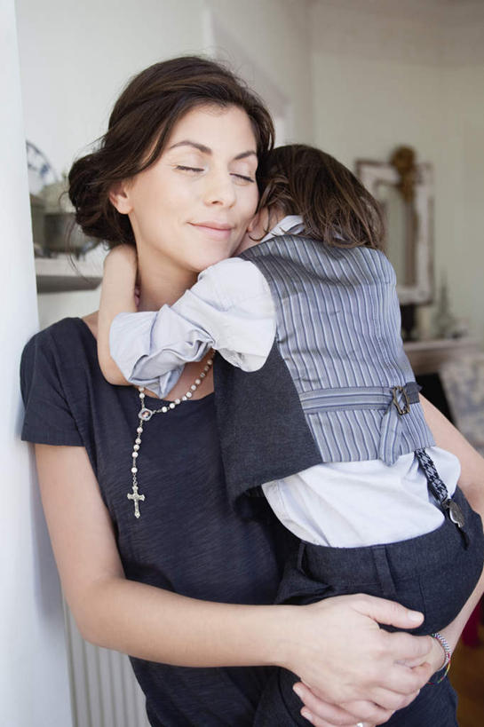 西方人,儿童,中年人,背部,两个人,家庭,母亲,儿子,站,闭眼,抱,竖图,照片,室内,白天,正面,纯洁,项链,相框,欧洲,欧洲人,握,服装,墙,休闲装,墙壁,墙面,装饰品,小孩,衣服,饰品,首饰,站着,休闲,温暖,温馨,母子,一家人,休闲服,可爱,母爱,童年,童趣,搭,握着,摄影,服饰,抱着,和睦,搂着,搭着,童真,烂漫,无邪,天真,男孩,女人,女性,中年女性,白种人,孩子,相片,闭眼睛,闭着眼,闭着眼睛,怀抱,搂,搂抱,相抱,拥抱,站立,半身,彩图,拍摄,照相,融洽,男生