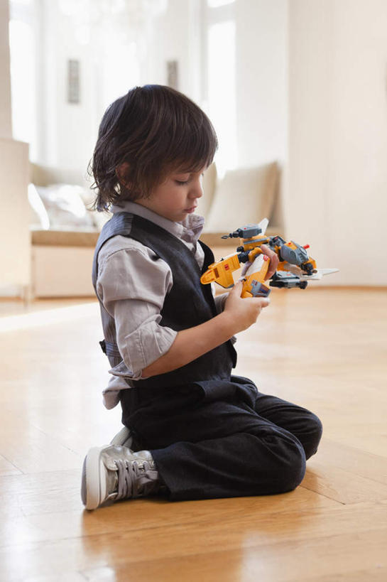 西方人,儿童,一个人,坐,跪,竖图,室内,白天,正面,游戏,纯洁,窗户,地板,落地窗,玩具,欧洲,欧洲人,仅一个男性,仅一个人,握,服装,墙,地面,拿,玩,拿着,注视,休闲装,娱乐,木地板,玻璃窗,墙壁,墙面,小孩,衣服,低头,观察,看,仅一个小孩,休闲,休闲服,可爱,童年,童趣,益智,握着,服饰,观看,活动,察看,发泄,关注,消遣,智力,童真,烂漫,无邪,宣泄,垂头,天真,男孩,男人,男性,白种人,孩子,跪着,玩耍,嬉戏,坐着,彩图,全身,男生