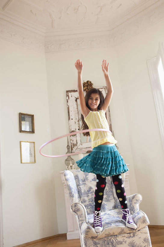 西方人,儿童,一个人,站,举,笑,微笑,露齿笑,竖图,室内,白天,仰视,裙子,锻炼,纯洁,运动,地板,鞋子,椅子,欧洲,欧洲人,仅一个女性,仅一个人,一把,服装,墙,地面,注视,休闲装,运动器械,袜子,木地板,墙壁,墙面,一个,小孩,衣服,观察,看,托,站着,仅一个小孩,休闲,休闲服,健身器械,可爱,童年,童趣,短裙,服饰,单个,观看,半身裙,休闲鞋,长袜,板鞋,察看,关注,呼啦圈,健身器材,童真,烂漫,无邪,长筒袜,健身圈,长统袜,体育,天真,女孩,女人,女性,白种人,孩子,举起,举手,举着,向上举,向上伸,向上托,站立,彩图,低角度拍摄,全身,健身,运动器材,女生