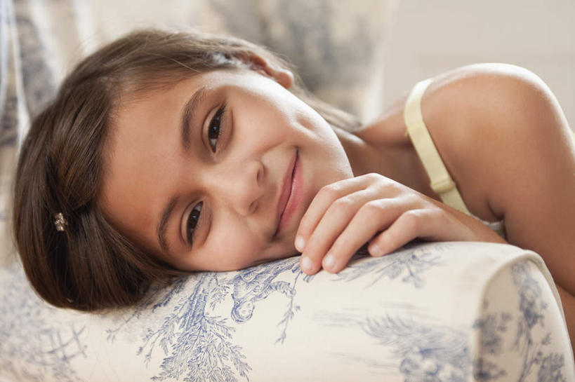 西方人,儿童,脸,头,脸颊,手,头发,一个人,笑,微笑,横图,室内,特写,白天,正面,纯洁,椅子,吊带,欧洲,欧洲人,仅一个女性,仅一个人,一把,服装,朦胧,模糊,装饰,头饰,墙,棕色,扭头,注视,吊带衫,肩膀,墙壁,墙面,小孩,衣服,黄色,发夹,发饰,夹子,饰品,观察,看,趴着,转头,仅一个小孩,手部,可爱,童年,童趣,搭,服饰,观看,单手,华丽,修饰,点缀,察看,衣着,穿着,搭着,关注,童真,烂漫,无邪,配饰,衬托,美观,雅致,雅观,衣饰,天真,女孩,女人,女性,白种人,孩子,头部,长发,直发,脸部,脸蛋,面部,趴,半身,彩图,女生