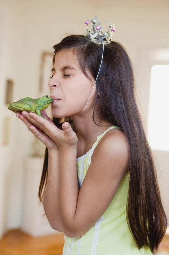 西方人,儿童,一个人,站,闭眼,捧,吻,竖图,室内,白天,正面,游戏,纯洁,窗户,地板,青蛙,野生动物,皇冠,玩具,吊带,欧洲,欧洲人,仅一个女性,仅一个人,服装,装饰,头饰,墙,地面,玩,吊带衫,娱乐,木地板,玻璃窗,墙壁,墙面,一个,小孩,衣服,黄色,动物,发箍,发饰,饰品,站着,仅一个小孩,休闲,可爱,童年,童趣,益智,服饰,活泼,单个,头箍,活动,华丽,修饰,点缀,权威,衣着,穿着,发泄,高贵,消遣,智力,发卡,童真,烂漫,无邪,配饰,宣泄,衬托,美观,雅致,雅观,权力,统治,衣饰,天真,女孩,女人,女性,白种人,孩子,王冠,闭眼睛,闭着眼,闭着眼睛,端,端着,捧着,亲,亲吻,手捧,玩耍,嬉戏,站立,半身,彩图,女生