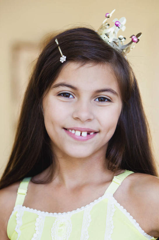 西方人,儿童,脸,头,脸颊,头发,一个人,站,笑,微笑,露齿笑,竖图,室内,特写,白天,正面,纯洁,皇冠,吊带,欧洲,欧洲人,仅一个女性,仅一个人,服装,朦胧,模糊,装饰,头饰,墙,棕色,注视,吊带衫,肩膀,墙壁,墙面,一个,小孩,衣服,黄色,发夹,发饰,夹子,饰品,观察,看,站着,仅一个小孩,可爱,童年,童趣,服饰,单个,观看,华丽,修饰,点缀,权威,察看,衣着,穿着,高贵,关注,童真,烂漫,无邪,配饰,衬托,美观,雅致,雅观,权力,统治,衣饰,天真,女孩,女人,女性,白种人,孩子,头部,长发,直发,脸部,脸蛋,面部,王冠,站立,半身,彩图,女生