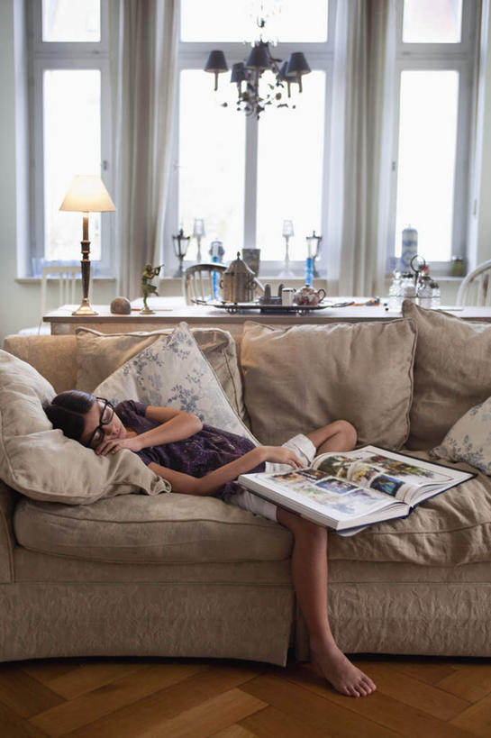 西方人,儿童,一个人,客厅,躺,闭眼,睡,竖图,室内,白天,正面,纯洁,窗户,地板,靠垫,落地窗,沙发,野生动物,猪,照明,欧洲,欧洲人,仅一个女性,仅一个人,服装,朦胧,模糊,野猪,墙,灯光,靠枕,地面,休闲装,木地板,玻璃窗,墙壁,墙面,灯,小孩,衣服,动物,灯具,垫子,落地灯,枕头,仅一个小孩,休闲,休闲服,可爱,童年,童趣,搭,服饰,照亮,起居室,照明设备,搭着,凶猛,布艺沙发,童真,烂漫,无邪,山猪,客堂,卧着,残暴,天真,凶残,女孩,女人,女性,白种人,孩子,闭眼睛,闭着眼,闭着眼睛,困,困觉,寝息,睡觉,躺着,卧,彩图,全身,女生