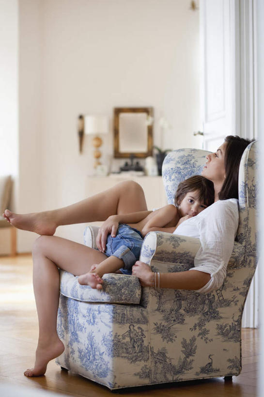 西方人,儿童,中年人,两个人,家庭,母亲,儿子,客厅,坐,抱,竖图,室内,白天,正面,纯洁,窗户,地板,靠垫,沙发,欧洲,欧洲人,服装,朦胧,模糊,墙,靠枕,地面,注视,休闲装,木地板,玻璃窗,墙壁,墙面,小孩,衣服,垫子,枕头,观察,看,靠,靠着,趴着,休闲,温暖,温馨,母子,一家人,休闲服,可爱,母爱,童年,童趣,搭,抬脚,服饰,抱着,观看,和睦,察看,起居室,搂着,搭着,关注,布艺沙发,童真,烂漫,无邪,客堂,天真,男孩,女人,女性,中年女性,白种人,孩子,怀抱,搂,搂抱,趴,相抱,拥抱,坐着,彩图,全身,融洽,男生