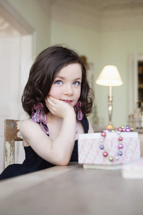 西方人,儿童,一个人,坐,笑,微笑,竖图,室内,白天,正面,裙子,纯洁,门,台灯,桌面,桌子,项链,椅子,照明,欧洲,欧洲人,仅一个女性,仅一个人,撑,连衣裙,朦胧,模糊,木制,墙,灯光,扭头,托腮,首饰盒,墙壁,墙面,灯,盒子,装饰品,一个,小孩,木制品,容器,饰品,首饰,灯具,门框,托,转头,仅一个小孩,可爱,童年,童趣,单个,储藏,照亮,撑着,照明设备,储存,托下巴,童真,烂漫,无邪,天真,女孩,女人,女性,白种人,孩子,坐着,半身,彩图,贮存,女生