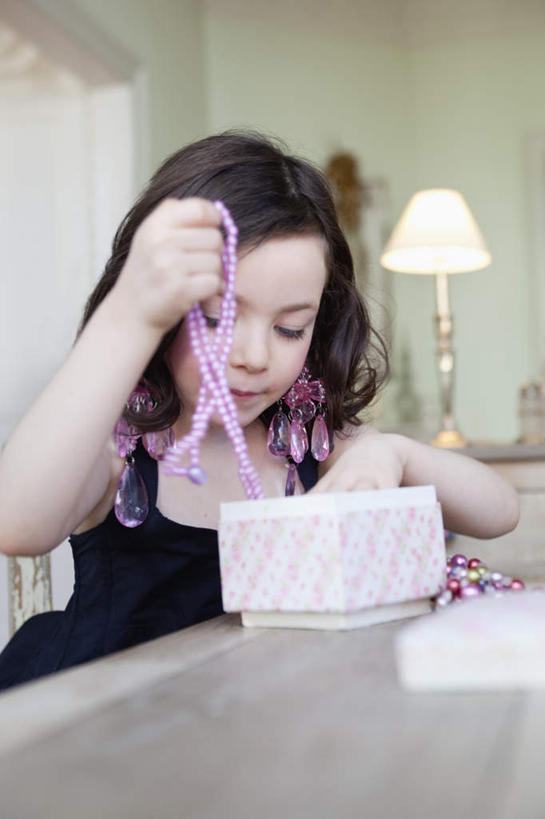 西方人,儿童,一个人,坐,笑,微笑,竖图,室内,白天,正面,裙子,纯洁,门,台灯,桌面,桌子,项链,椅子,照明,欧洲,欧洲人,仅一个女性,仅一个人,握,连衣裙,朦胧,模糊,木制,墙,灯光,拿,拿着,注视,首饰盒,墙壁,墙面,灯,盒子,装饰品,一个,小孩,木制品,容器,饰品,首饰,灯具,门框,低头,观察,看,仅一个小孩,可爱,童年,童趣,握着,单个,观看,储藏,照亮,察看,照明设备,储存,关注,童真,烂漫,无邪,垂头,天真,女孩,女人,女性,白种人,孩子,坐着,半身,彩图,贮存,女生