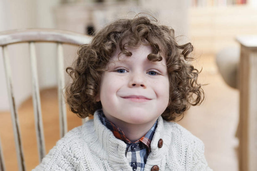 西方人,儿童,脸,头,脸颊,头发,一个人,坐,笑,微笑,横图,室内,特写,白天,正面,纯洁,地板,椅子,欧洲,欧洲人,仅一个男性,仅一个人,服装,朦胧,模糊,墙,棕色,地面,注视,休闲装,肩膀,木地板,墙壁,墙面,小孩,衣服,灰色,观察,看,仅一个小孩,休闲,休闲服,可爱,童年,童趣,服饰,观看,察看,关注,童真,烂漫,无邪,昂首,天真,男孩,男人,男性,白种人,孩子,头部,卷发,脸部,脸蛋,面部,抬头,仰头,坐着,半身,彩图,短发,男生