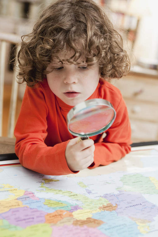 西方人,儿童,一个人,坐,竖图,室内,白天,正面,纯洁,仪器,桌面,桌子,道路,地图,椅子,欧洲,欧洲人,仅一个男性,仅一个人,撑,握,服装,检查,朦胧,模糊,反射,分析,科学,信息,木制,放大镜,墙,交通,拿,拿着,注视,休闲装,方向,墙壁,墙面,一个,小孩,衣服,木制品,低头,观察,看,仅一个小孩,休闲,休闲服,橙色,可爱,清晰,探索,童年,童趣,握着,服饰,放大,单个,观看,引导,指引,仔细,透镜,察看,撑着,凸透镜,聚焦,关注,童真,烂漫,无邪,光学,清楚,垂头,天真,男孩,男人,男性,白种人,孩子,坐着,半身,彩图,导航,男生