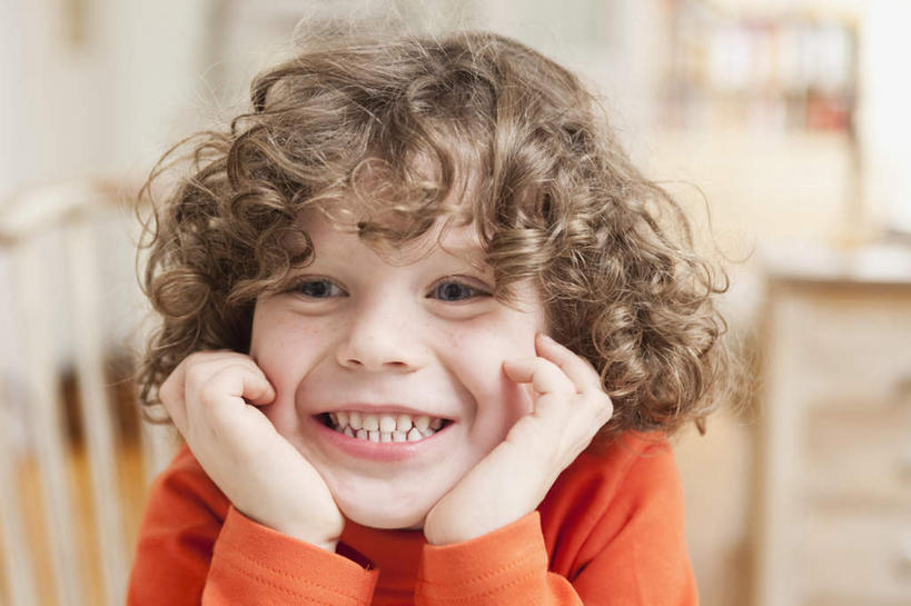 西方人,儿童,脸,头,脸颊,手,头发,一个人,坐,笑,微笑,露齿笑,横图,室内,特写,白天,正面,纯洁,地板,椅子,欧洲,欧洲人,双手,仅一个男性,仅一个人,撑,服装,朦胧,模糊,墙,棕色,地面,托腮,注视,休闲装,肩膀,木地板,墙壁,墙面,小孩,衣服,观察,看,托,仅一个小孩,休闲,手部,休闲服,橙色,可爱,童年,童趣,服饰,观看,察看,关注,托下巴,童真,烂漫,无邪,天真,男孩,男人,男性,白种人,孩子,头部,卷发,脸部,脸蛋,面部,坐着,半身,彩图,短发,男生