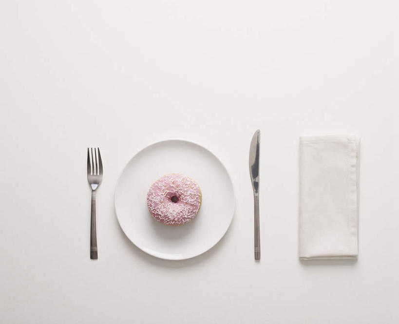 点心,面包,无人,横图,俯视,室内,白天,白色背景,桌面,桌子,餐具,一条,木制,叉子,刀叉,刀子,碟子,盘,食品,面点,食物,糕点,一个,白色,盘子,餐巾,木制品,碟,甜甜圈,摄影,影棚,单个,餐刀,餐叉,多纳滋面包,唐纳滋,保洁方巾,口布,进餐用具,面包圈,彩图,高角度拍摄,影棚拍摄,拍摄