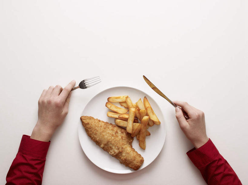 西方人,儿童,手,一个人,横图,俯视,室内,特写,白天,白色背景,烹饪,西餐,纯洁,餐桌,桌面,桌子,餐具,欧洲,欧洲人,双手,仅一个女性,仅一个人,握,服装,木制,叉子,刀叉,刀子,碟子,盘,料理,食品,拿,拿着,休闲装,薯条,菜肴,美食,食物,一个,小孩,衣服,红色,盘子,木制品,碟,快餐,仅一个小孩,休闲,手部,休闲服,可爱,童年,童趣,西式,搭,握着,摄影,服饰,佳肴,影棚,单个,餐台,搭着,餐刀,童真,西式快餐,垃圾食品,烂漫,无邪,餐叉,天真,女孩,女人,女性,白种人,孩子,进餐用具,半身,彩图,高角度拍摄,影棚拍摄,拍摄,女生