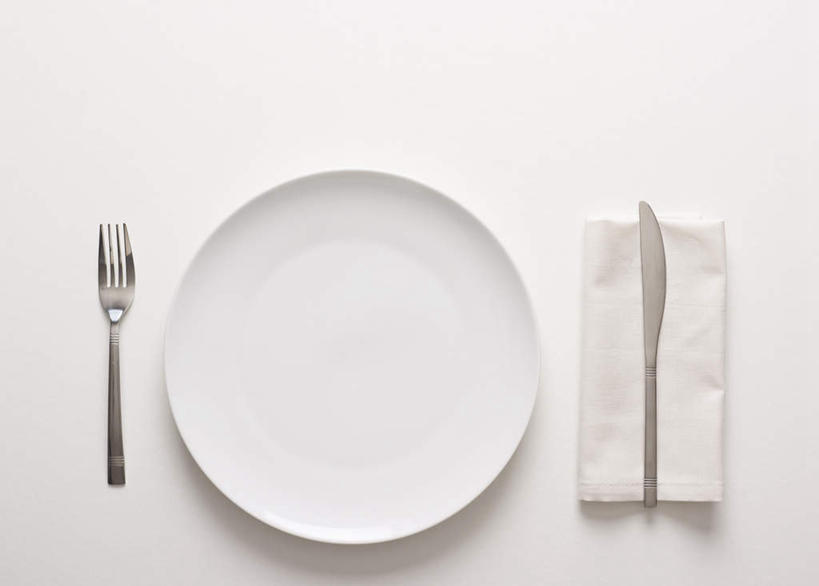 无人,横图,俯视,室内,特写,白天,白色背景,桌面,桌子,静物,餐具,一条,木制,叉子,刀叉,刀子,碟子,盘,一个,白色,盘子,餐巾,木制品,碟,摄影,影棚,单个,餐刀,餐叉,保洁方巾,口布,进餐用具,彩图,高角度拍摄,影棚拍摄,拍摄