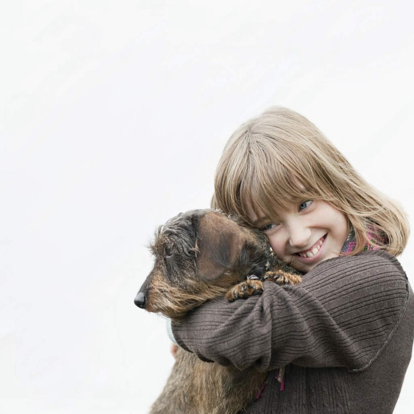 西方人,儿童,脸,头,脸颊,头发,一个人,站,抱,笑,微笑,露齿笑,方图,室内,特写,白天,白色背景,正面,纯洁,宠物,狗,欧洲,欧洲人,仅一个女性,仅一个人,服装,褐色,扭头,注视,休闲装,肩膀,一只,小孩,衣服,灰色,动物,观察,看,站着,转头,仅一个小孩,休闲,休闲服,金色,可爱,童年,童趣,摄影,服饰,影棚,抱着,观看,察看,搂着,关注,童真,烂漫,无邪,忠诚,天真,女孩,女人,女性,白种人,孩子,头部,长发,卷发,脸部,脸蛋,面部,犬,搂,搂抱,站立,半身,彩图,影棚拍摄,拍摄,女生