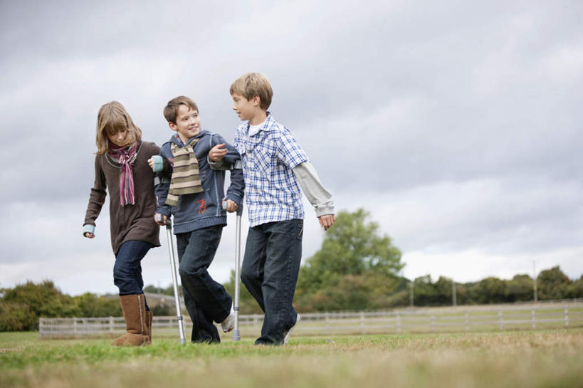 西方人,儿童,三个人,家庭,走,横图,室外,白天,仰视,纯洁,草地,草坪,植物,欧洲,欧洲人,握,阴影,服装,装饰,光线,工具,纱布,影子,云,云朵,拿,云彩,拿着,扭头,注视,休闲装,相视,草,树,树木,小孩,衣服,蓝色,绿色,白云,蓝天,天空,阳光,自然,围巾,天,观察,看,转头,休闲,温暖,温馨,一家人,面对面,休闲服,器械,连帽衫,可爱,童年,童趣,治疗,搭,握着,服饰,生长,晴朗,成长,拐杖,围脖,观看,对视,保暖,华丽,手杖,固定,点缀,和睦,察看,医疗,互视,御寒,搭着,关注,医疗器械,相对,帽衫,童真,烂漫,无邪,相看,衬托,美观,雅致,雅观,止血,辅助设备,天真,男孩,男人,男性,女孩,女人,女性,白种人,绷带,晴空,步行,散步,走路,彩图,低角度拍摄,全身,融洽,男生,女生