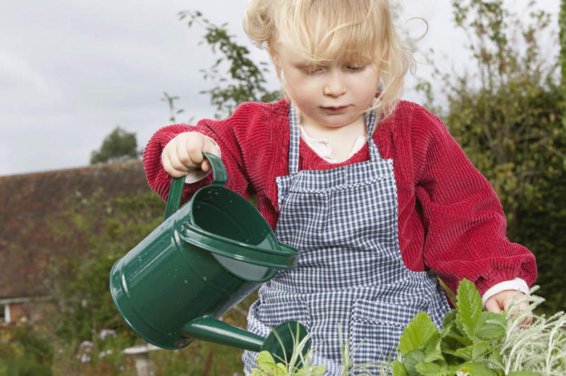 西方人,儿童,一个人,站,横图,室外,白天,仰视,纯洁,草地,草坪,植物,欧洲,欧洲人,仅一个女性,仅一个人,握,阴影,服装,朦胧,模糊,光线,壶,盆栽,影子,墙,盆景,拿,洒水壶,拿着,注视,休闲装,墙壁,墙面,水壶,草,树,树木,一个,小孩,衣服,绿色,天空,阳光,自然,天,低头,观察,看,站着,仅一个小孩,休闲,休闲服,可爱,童年,童趣,握着,服饰,生长,晴朗,单个,成长,观看,察看,关注,童真,烂漫,无邪,万里无云,浇水壶,垂头,天真,女孩,女人,女性,白种人,孩子,晴空,晴空万里,站立,半身,彩图,低角度拍摄,女生