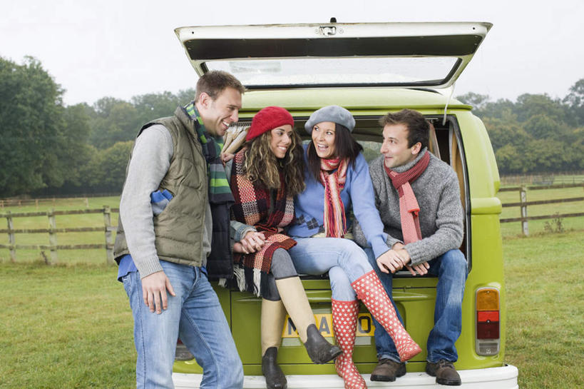 西方人,四个人,伙伴,朋友,栏杆,站,坐,笑,微笑,露齿笑,横图,室外,白天,正面,爱情,友谊,草地,草坪,植物,帽子,鞋子,欧洲,欧洲人,两顶,一辆,一排,弯腰,阴影,服装,裤子,整齐,装饰,光线,影子,雨鞋,雨靴,围栏,浪漫,二郎腿,扭头,注视,牛仔裤,休闲装,靴子,护栏,车,草,树,树木,排列,衣服,绿色,天空,阳光,自然,围巾,交通工具,天,观察,看,靠,靠着,站着,转头,休闲,温暖,温馨,休闲服,恩爱,恋人,服饰,生长,晴朗,成长,围脖,观看,保暖,华丽,点缀,和睦,察看,御寒,队列,关注,载具,胶鞋,露营,野营,房车,万里无云,宿营,无边帽,弯身,衬托,美观,雅致,雅观,露营车,友情,男人,男性,年轻男性,年轻女性,女人,女性,中年男性,白种人,情侣,晴空,晴空万里,站立,坐着,半身,彩图,伴侣,融洽