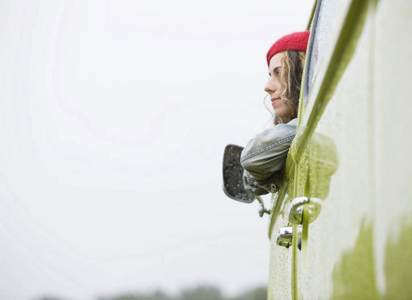 西方人,脸,头,脸颊,一个人,坐,横图,室外,特写,白天,仰视,安全,植物,镜子,帽子,欧洲,欧洲人,仅一个年轻女性,仅一个女性,仅一个人,一辆,阴影,服装,朦胧,模糊,反射,光线,影子,注视,休闲装,车,树,树木,衣服,红色,绿色,天空,阳光,自然,交通工具,天,观察,看,趴着,休闲,休闲服,服饰,后视镜,生长,晴朗,成长,观看,镜像,察看,生命,镜面,关注,载具,露营,野营,房车,万里无云,宿营,无边帽,光学,一顶,侧视镜,露营车,年轻女性,女人,女性,白种人,头部,脸部,脸蛋,面部,晴空,晴空万里,趴,坐着,半身,彩图,低角度拍摄