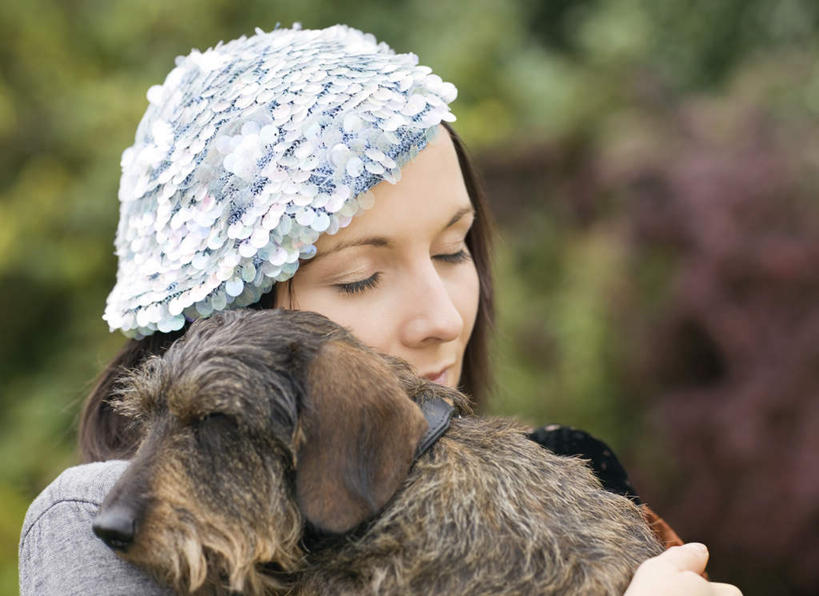 西方人,脸,头,脸颊,手,一个人,站,闭眼,抱,横图,室外,特写,白天,正面,植物,宠物,狗,帽子,欧洲,欧洲人,仅一个年轻女性,仅一个女性,仅一个人,服装,朦胧,模糊,休闲装,肩膀,树,树木,一只,衣服,绿色,灰色,自然,动物,站着,休闲,手部,休闲服,可爱,服饰,生长,成长,抱着,单手,搂着,忠诚,无边帽,一顶,年轻女性,女人,女性,白种人,头部,脸部,脸蛋,面部,犬,闭眼睛,闭着眼,闭着眼睛,搂,搂抱,站立,半身,彩图