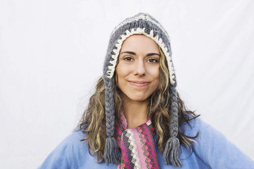 西方人,脸,头,脸颊,一个人,站,笑,微笑,横图,室内,特写,白天,白色背景,正面,帽子,欧洲,欧洲人,仅一个年轻女性,仅一个女性,仅一个人,一条,服装,装饰,注视,休闲装,肩膀,衣服,蓝色,围巾,观察,看,站着,休闲,温暖,休闲服,摄影,服饰,影棚,围脖,观看,保暖,华丽,点缀,察看,御寒,关注,衬托,美观,雅致,雅观,一顶,编织帽,年轻女性,女人,女性,白种人,头部,脸部,脸蛋,面部,站立,半身,彩图,影棚拍摄,拍摄