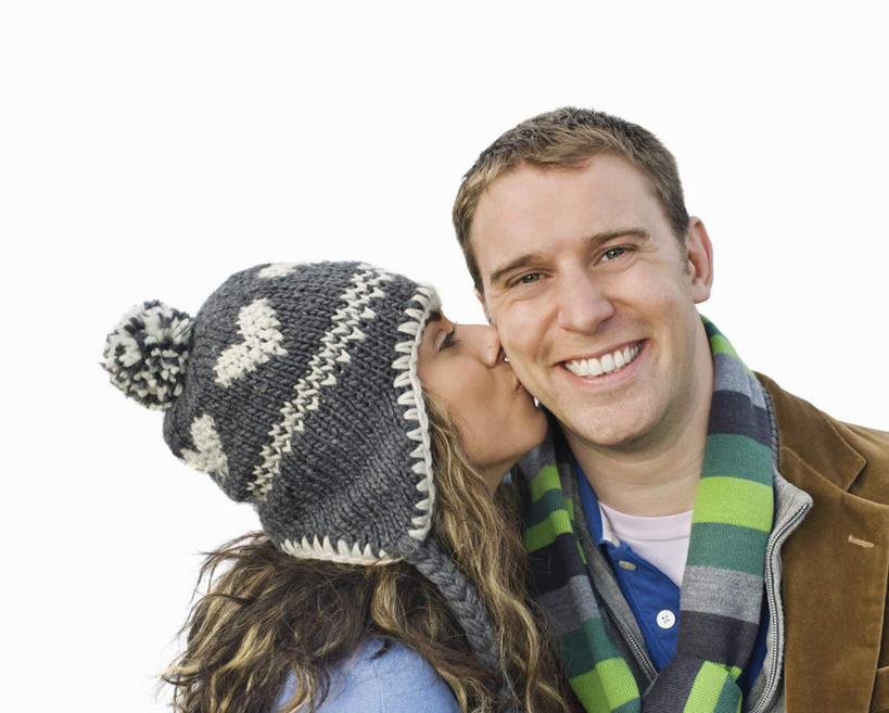 西方人,脸,头,脸颊,两个人,站,笑,吻,微笑,露齿笑,横图,室内,特写,白天,白色背景,正面,帽子,欧洲,欧洲人,一条,服装,装饰,注视,休闲装,肩膀,衣服,围巾,观察,看,站着,休闲,温暖,休闲服,摄影,服饰,影棚,围脖,观看,保暖,华丽,点缀,察看,御寒,关注,衬托,美观,雅致,雅观,一顶,编织帽,男人,男性,年轻女性,女人,女性,中年男性,白种人,头部,脸部,脸蛋,面部,亲,亲吻,站立,半身,彩图,影棚拍摄,拍摄