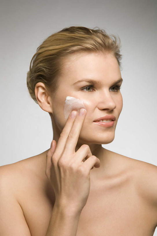 西方人,脸,头,脸颊,手,一个人,笑,摸,微笑,竖图,室内,特写,白天,正面,化妆,美容,欧洲,欧洲人,仅一个年轻女性,仅一个女性,仅一个人,抚摸,护肤,灰色背景,美白,润肤露,扭头,注视,裸露,肩膀,观察,看,清洁,转头,保养,享受,休闲,手部,放松,去角质,保健,摄影,影棚,观看,保湿,单手,察看,滋润,乳液,护肤品,关注,去死皮,裸,护肤用品,舒缓,养颜,去污,控油,紧肤,嫩肤,祛痘,去痘,祛角质,抗衰,再生,增白,补水,祛斑,抗皱,防皱,除皱,去皱,年轻女性,女人,女性,白种人,头部,脸部,脸蛋,面部,触摸,接触,半身,彩图,影棚拍摄,拍摄