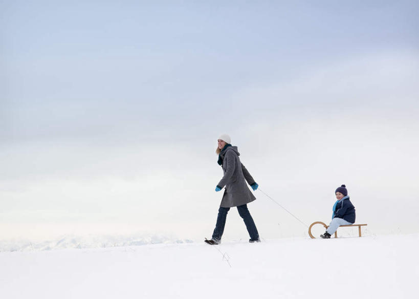西方人,儿童,中年人,两个人,家庭,母亲,儿子,走,横图,室外,白天,侧面,纯洁,雪,大雪,帽子,欧洲,欧洲人,一辆,握,服装,装饰,积雪,雪景,冬季,冬天,拿,拿着,注视,休闲装,车,小孩,衣服,围巾,交通工具,观察,看,休闲,温暖,温馨,母子,一家人,休闲服,寒冷,可爱,母爱,童年,童趣,握着,服饰,围脖,观看,保暖,华丽,雪橇,点缀,和睦,察看,御寒,关注,载具,雪橇车,童真,烂漫,无邪,无边帽,衬托,美观,雅致,雅观,一顶,严寒,天真,男孩,女人,女性,中年女性,白种人,孩子,步行,散步,走路,彩图,全身,融洽,男生