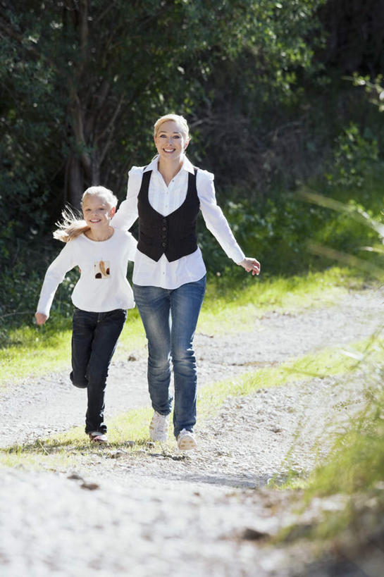 西方人,儿童,两个人,家庭,母亲,女儿,跑,握手,竖图,室外,白天,正面,纯洁,草地,草坪,植物,道路,路,欧洲,欧洲人,阴影,服装,朦胧,模糊,光线,影子,小路,交通,注视,休闲装,草,树,树木,小孩,衣服,绿色,阳光,自然,观察,看,休闲,温暖,温馨,母女,一家人,休闲服,可爱,母爱,童年,童趣,服饰,生长,成长,观看,和睦,察看,关注,童真,烂漫,无邪,天真,年轻女性,女孩,女人,女性,白种人,孩子,年轻人,搀手,拉手,跑步,手搀手,手拉手,手牵手,手握手,彩图,全身,融洽,女生