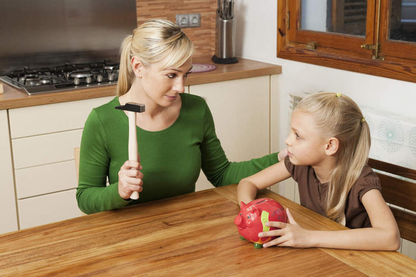 西方人,儿童,两个人,家庭,母亲,女儿,坐,横图,室内,白天,正面,纯洁,餐桌,厨房,窗户,柜子,桌子,椅子,欧洲,欧洲人,敲打,握,服装,锤子,工具,榔头,木椅,墙,储物柜,拿,拿着,注视,休闲装,玻璃窗,墙壁,墙面,小孩,衣服,容器,观察,看,休闲,温暖,温馨,母女,一家人,休闲服,储蓄罐,器皿,可爱,母爱,童年,童趣,储蓄,存钱,握着,金融,理财,服饰,经济,餐台,观看,五金,和睦,察看,变形,紧固,资金,存钱罐,储存,关注,矫正,存款,塑形,流通,贸易,童真,烂漫,无邪,贮钱罐,储钱罐,扑满,牢固,羊角锤,储备,蕴藏,贮备,天真,年轻女性,女孩,女人,女性,白种人,孩子,年轻人,坐着,半身,彩图,灶间,融洽,贮存,女生