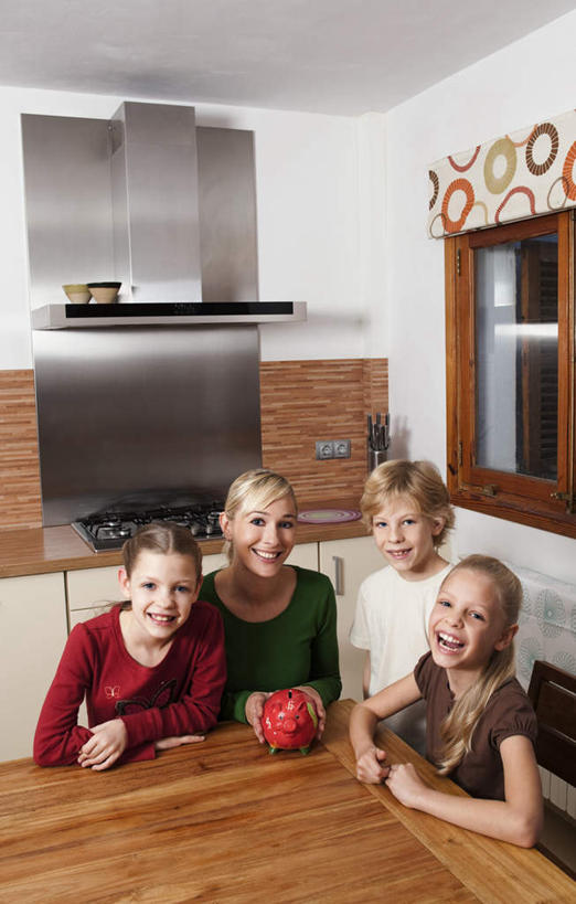 西方人,儿童,四个人,家庭,母亲,女儿,儿子,站,坐,笑,微笑,露齿笑,竖图,俯视,室内,白天,纯洁,餐桌,厨房,窗户,柜子,桌子,椅子,欧洲,欧洲人,握,服装,木椅,墙,储物柜,拿,拿着,注视,休闲装,玻璃窗,墙壁,墙面,小孩,衣服,容器,观察,看,站着,休闲,温暖,温馨,母女,母子,一家人,休闲服,储蓄罐,器皿,可爱,母爱,童年,童趣,储蓄,存钱,握着,金融,理财,服饰,经济,餐台,观看,和睦,察看,资金,存钱罐,储存,关注,存款,流通,贸易,童真,烂漫,无邪,贮钱罐,储钱罐,扑满,储备,蕴藏,贮备,天真,男孩,男人,男性,年轻女性,女孩,女人,女性,白种人,孩子,年轻人,站立,坐着,半身,彩图,高角度拍摄,灶间,融洽,贮存,男生,女生