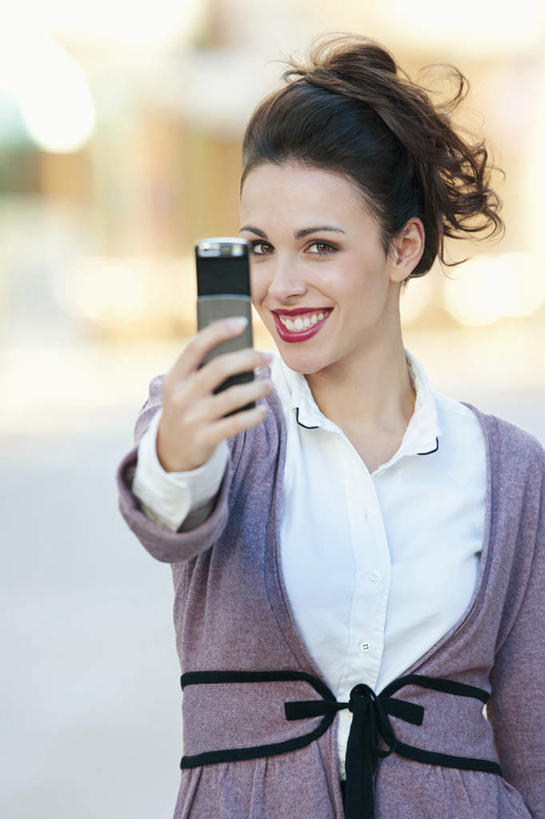 西方人,一个人,站,笑,打电话,微笑,露齿笑,竖图,室外,白天,正面,电话,手机,欧洲,欧洲人,仅一个年轻女性,仅一个女性,仅一个人,握,服装,朦胧,模糊,拿,拿着,注视,休闲装,通讯设备,衣服,观察,看,站着,休闲,休闲服,握着,服饰,观看,察看,关注,一部,交流,年轻女性,女人,女性,白种人,沟通,通话,站立,半身,彩图