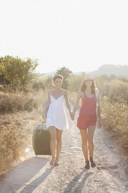 西方人,两个人,伙伴,朋友,走,握手,竖图,室外,白天,正面,友谊,植物,道路,路,公路,欧洲,欧洲人,牵,握,阴影,服装,光线,拉杆箱,旅行箱,影子,云,云朵,交通,拿,云彩,拿着,注视,休闲装,树,树木,衣服,蓝色,绿色,白云,蓝天,天空,阳光,自然,行李箱,箱子,天,观察,看,休闲,休闲服,握着,服饰,生长,晴朗,成长,观看,牵着,出差,察看,关注,友情,年轻女性,女人,女性,白种人,晴空,马路,步行,搀手,拉手,散步,手拉手,手握手,走路,彩图,全身,旅行