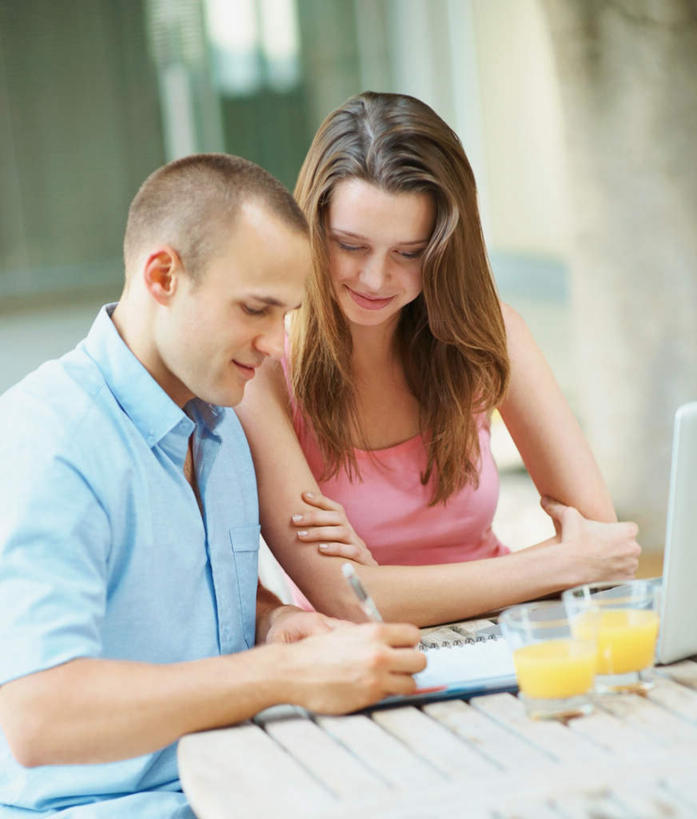 果汁,西方人,两个人,坐,竖图,室外,白天,正面,爱情,电脑,笔记本电脑,植物,窗户,落地窗,桌面,桌子,柑橘,杯子,欧洲,欧洲人,握,服装,网络,木制,笔,材料,档案,文件,纸,橙汁,办公用品,饮品,浪漫,拿,拿着,注视,休闲装,通讯设备,水笔,玻璃窗,玻璃制品,文具,树,树木,饮料,衣服,绿色,自然,木制品,手稿,水杯,学习用品,资料,观察,看,休闲,温暖,温馨,休闲服,恩爱,握着,恋人,服饰,生长,成长,观看,文具用品,证明,和睦,察看,无线,关注,可口,文档,通信设备,无线网络,无线上网,便携式电脑,适口,手提电脑,男人,男性,年轻男性,年轻女性,女人,女性,白种人,情侣,玻璃杯,橘子,桔子,橙子,橙,坐着,半身,彩图,伴侣,融洽