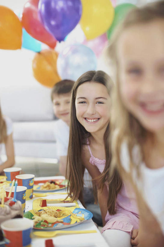 点心,西方人,儿童,四个人,伙伴,朋友,客厅,坐,笑,微笑,露齿笑,竖图,彩色,室内,白天,正面,友谊,纯洁,餐桌,沙发,桌子,餐具,蜡烛,欧洲,欧洲人,许多,阴影,服装,朦胧,模糊,装饰,光线,碟子,火焰,盘,影子,烛光,塑料,食品,很多,燃烧,注视,休闲装,文化,食物,糕点,小孩,衣服,盘子,气球,塑料制品,碟,生日蛋糕,点燃,观察,看,祈祷,休闲,休闲服,橡胶,可爱,童年,童趣,许愿,服饰,餐台,观看,纪念,华丽,修饰,祈求,点缀,察看,起居室,关注,布艺沙发,童真,橡胶制品,烂漫,无邪,衬托,美观,雅致,雅观,客堂,平安,天真,友情,男孩,男人,男性,女孩,女人,女性,白种人,坐着,半身,彩图,蛋糕,男生,女生