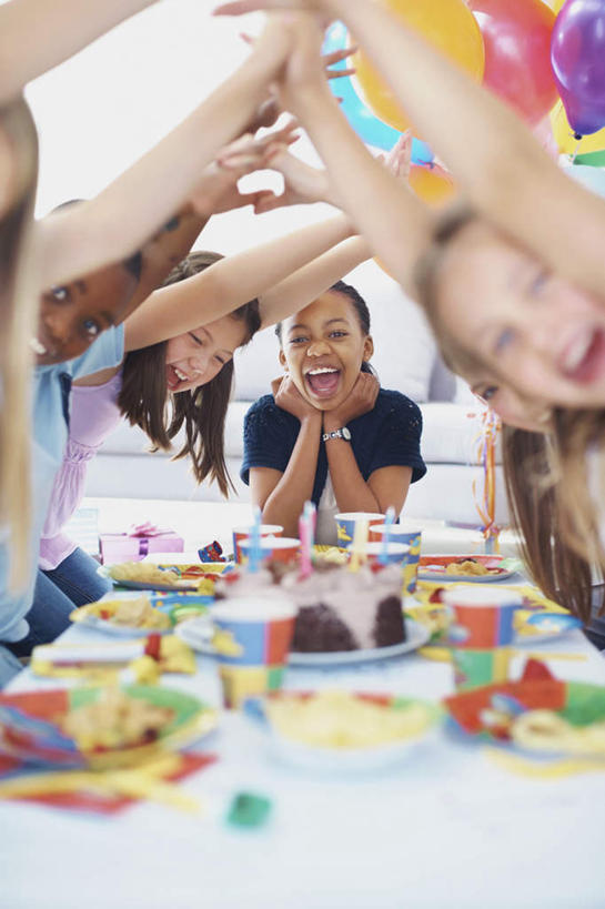 点心,西方人,儿童,四个人,伙伴,朋友,坐,举,笑,微笑,露齿笑,竖图,彩色,室内,白天,正面,友谊,纯洁,餐桌,桌子,餐具,蜡烛,欧洲,非洲,黑人,欧洲人,许多,阴影,服装,朦胧,模糊,装饰,光线,碟子,火焰,盘,影子,烛光,塑料,食品,很多,燃烧,注视,休闲装,文化,食物,糕点,小孩,衣服,盘子,气球,塑料制品,碟,生日蛋糕,点燃,观察,看,祈祷,托,休闲,休闲服,橡胶,可爱,童年,童趣,许愿,服饰,餐台,观看,纪念,华丽,修饰,祈求,点缀,察看,关注,童真,橡胶制品,烂漫,无邪,衬托,美观,雅致,雅观,平安,天真,友情,男孩,男人,男性,女孩,女人,女性,白种人,非洲人,举起,举手,举着,向上举,向上伸,向上托,坐着,半身,彩图,蛋糕,男生,女生