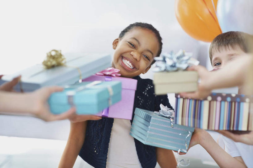 西方人,儿童,伙伴,朋友,客厅,坐,笑,微笑,露齿笑,横图,彩色,室内,白天,正面,友谊,纯洁,沙发,礼盒,礼物,欧洲,非洲,黑人,欧洲人,五个人,许多,服装,朦胧,模糊,装饰,丝绸,丝带,纸盒,塑料,缎带,很多,许多人,注视,休闲装,绸带,盒子,小孩,衣服,包装盒,气球,塑料制品,礼品盒,观察,看,一群人,休闲,休闲服,橡胶,可爱,童年,童趣,服饰,礼品,观看,华丽,修饰,点缀,察看,起居室,关注,布艺沙发,童真,橡胶制品,烂漫,无邪,衬托,美观,雅致,雅观,客堂,天真,友情,男孩,男人,男性,女孩,女人,女性,白种人,非洲人,坐着,半身,彩图,男生,女生