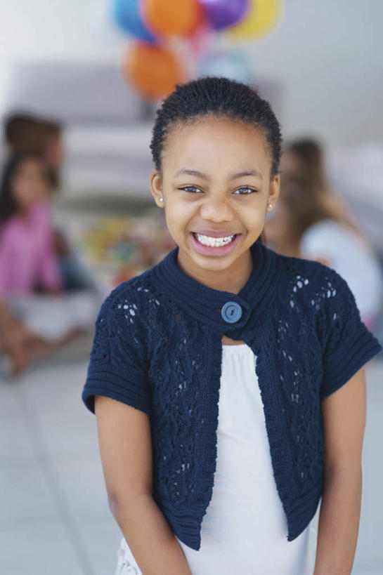 点心,西方人,儿童,四个人,伙伴,朋友,站,坐,笑,微笑,露齿笑,竖图,彩色,室内,白天,正面,友谊,纯洁,餐桌,桌子,餐具,蜡烛,欧洲,非洲,黑人,欧洲人,许多,阴影,服装,朦胧,模糊,装饰,光线,碟子,火焰,盘,影子,烛光,塑料,食品,很多,燃烧,注视,休闲装,文化,食物,糕点,小孩,衣服,盘子,气球,塑料制品,碟,生日蛋糕,点燃,观察,看,祈祷,站着,休闲,休闲服,橡胶,可爱,童年,童趣,许愿,服饰,餐台,观看,纪念,华丽,修饰,祈求,点缀,察看,关注,童真,橡胶制品,烂漫,无邪,衬托,美观,雅致,雅观,平安,天真,友情,男孩,男人,男性,女孩,女人,女性,白种人,非洲人,站立,坐着,半身,彩图,蛋糕,男生,女生