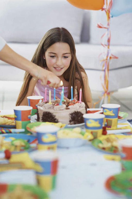 点心,西方人,儿童,两个人,伙伴,朋友,坐,笑,微笑,露齿笑,竖图,彩色,室内,白天,正面,友谊,纯洁,餐桌,桌子,餐具,蜡烛,欧洲,欧洲人,许多,阴影,服装,朦胧,模糊,装饰,光线,碟子,火焰,盘,影子,烛光,塑料,食品,很多,燃烧,注视,休闲装,文化,食物,糕点,小孩,衣服,盘子,气球,塑料制品,碟,生日蛋糕,点燃,观察,看,祈祷,休闲,休闲服,橡胶,可爱,童年,童趣,许愿,服饰,餐台,观看,纪念,华丽,修饰,祈求,点缀,察看,关注,童真,橡胶制品,烂漫,无邪,衬托,美观,雅致,雅观,平安,天真,友情,女孩,女人,女性,白种人,坐着,半身,彩图,蛋糕,女生