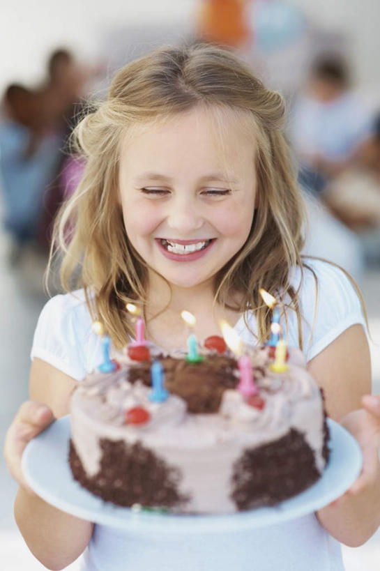 点心,西方人,儿童,一个人,站,坐,捧,笑,微笑,露齿笑,竖图,彩色,室内,白天,正面,纯洁,餐桌,桌子,餐具,蜡烛,欧洲,欧洲人,仅一个女性,仅一个人,许多,阴影,服装,朦胧,模糊,装饰,光线,碟子,火焰,盘,影子,烛光,塑料,食品,很多,燃烧,注视,休闲装,文化,食物,糕点,小孩,衣服,盘子,气球,塑料制品,碟,生日蛋糕,点燃,观察,看,祈祷,站着,仅一个小孩,休闲,休闲服,橡胶,可爱,童年,童趣,许愿,服饰,餐台,观看,纪念,华丽,修饰,祈求,点缀,察看,关注,童真,橡胶制品,烂漫,无邪,衬托,美观,雅致,雅观,平安,天真,女孩,女人,女性,白种人,孩子,端,端着,捧着,手捧,站立,坐着,半身,彩图,蛋糕,女生