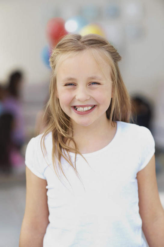 西方人,儿童,一个人,站,笑,微笑,露齿笑,竖图,室内,白天,正面,纯洁,欧洲,欧洲人,仅一个女性,仅一个人,服装,朦胧,模糊,装饰,塑料,注视,休闲装,小孩,衣服,气球,塑料制品,观察,看,站着,仅一个小孩,休闲,休闲服,橡胶,可爱,童年,童趣,服饰,观看,华丽,修饰,点缀,察看,关注,童真,橡胶制品,烂漫,无邪,衬托,美观,雅致,雅观,天真,女孩,女人,女性,白种人,孩子,站立,半身,彩图,女生