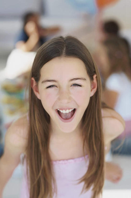 西方人,儿童,一个人,客厅,站,笑,微笑,露齿笑,竖图,室内,白天,正面,纯洁,沙发,欧洲,欧洲人,仅一个女性,仅一个人,服装,朦胧,模糊,装饰,塑料,注视,休闲装,小孩,衣服,气球,塑料制品,观察,看,站着,仅一个小孩,休闲,休闲服,橡胶,可爱,童年,童趣,服饰,观看,华丽,修饰,点缀,察看,起居室,关注,布艺沙发,童真,橡胶制品,烂漫,无邪,衬托,美观,雅致,雅观,客堂,天真,女孩,女人,女性,白种人,孩子,站立,半身,彩图,女生