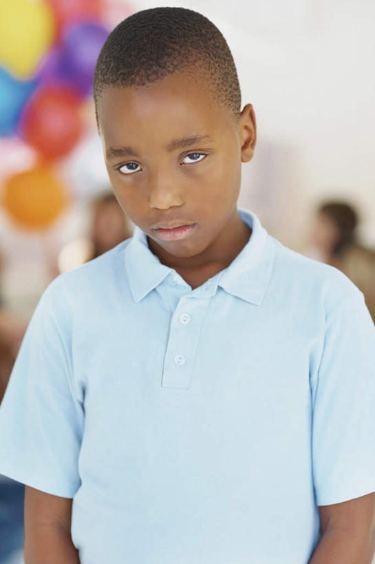 西方人,儿童,一个人,站,竖图,室内,白天,正面,失败,纯洁,欧洲,非洲,黑人,欧洲人,仅一个男性,仅一个人,服装,节日,沮丧,朦胧,模糊,注视,休闲装,文化,小孩,衣服,观察,看,祈祷,站着,仅一个小孩,休闲,健康,难受,休闲服,可爱,童年,童趣,无奈,许愿,宗教,服饰,信仰,观看,纪念,失望,悲伤,祈求,察看,伤心,难过,关注,失落,童真,烂漫,无邪,颓废,挫败,受挫,落败,落空,错过,失足,失意,失策,失算,颓丧,衰颓,悲哀,懊丧,颓靡,气馁,丧气,败北,挫折,平安,失利,天真,男孩,男人,男性,非洲人,孩子,站立,半身,彩图,男生