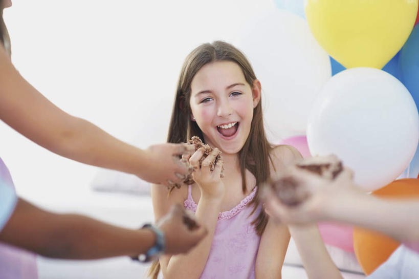 点心,西方人,儿童,伙伴,朋友,坐,笑,微笑,露齿笑,横图,彩色,室内,白天,正面,友谊,纯洁,蜡烛,欧洲,非洲,黑人,欧洲人,五个人,握,阴影,服装,朦胧,模糊,装饰,光线,火焰,影子,烛光,塑料,食品,许多人,燃烧,拿,拿着,注视,休闲装,文化,食物,糕点,小孩,衣服,气球,塑料制品,生日蛋糕,点燃,观察,看,祈祷,一群人,休闲,休闲服,橡胶,可爱,童年,童趣,握着,许愿,服饰,观看,纪念,华丽,修饰,祈求,点缀,察看,关注,童真,橡胶制品,烂漫,无邪,衬托,美观,雅致,雅观,平安,天真,友情,男孩,男人,男性,女孩,女人,女性,白种人,非洲人,坐着,半身,彩图,蛋糕,男生,女生